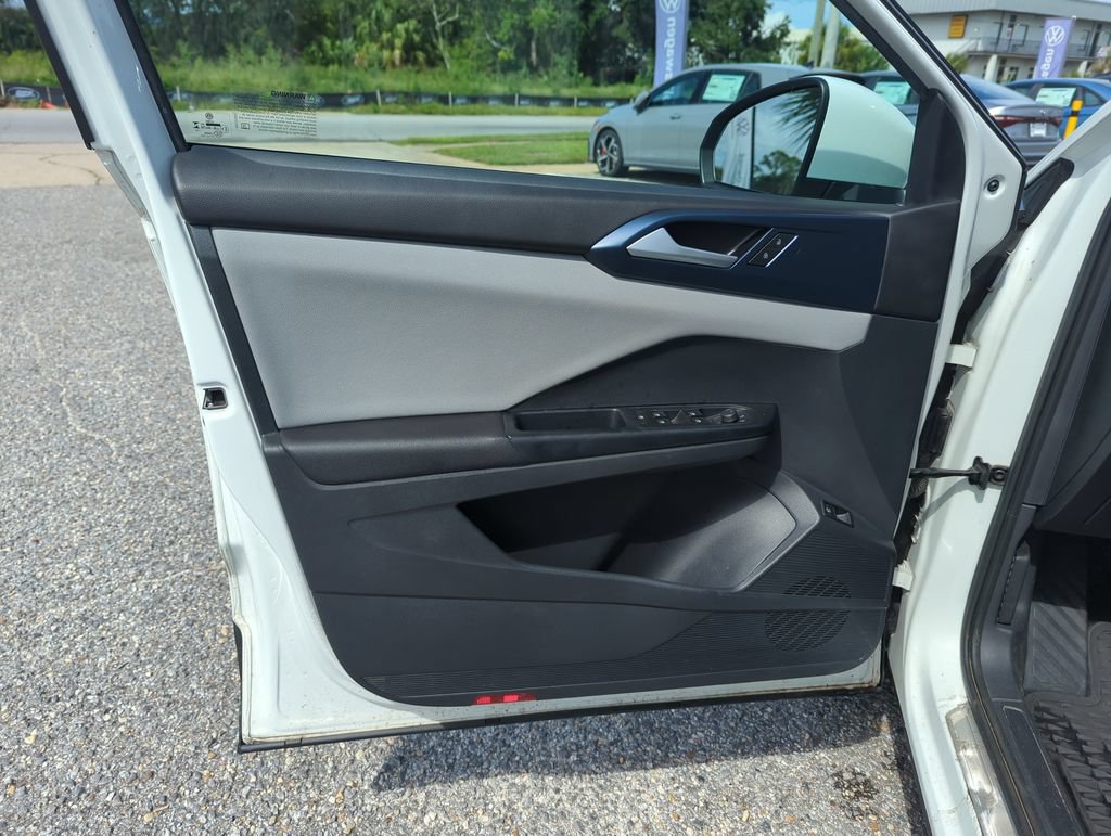 Certified 2023 Volkswagen Taos SE w/ Panoramic Sunroof Package FWD image 18