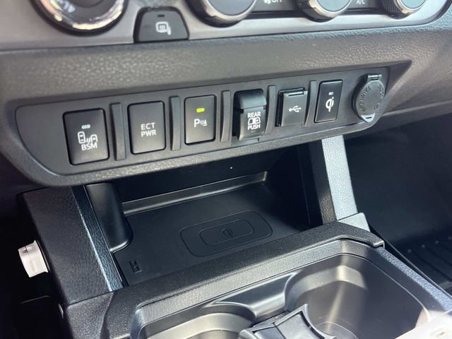 Used 2020 Toyota Tacoma TRD Off-Road w/ TRD Premium Off Road Package AWD/4WD image 37