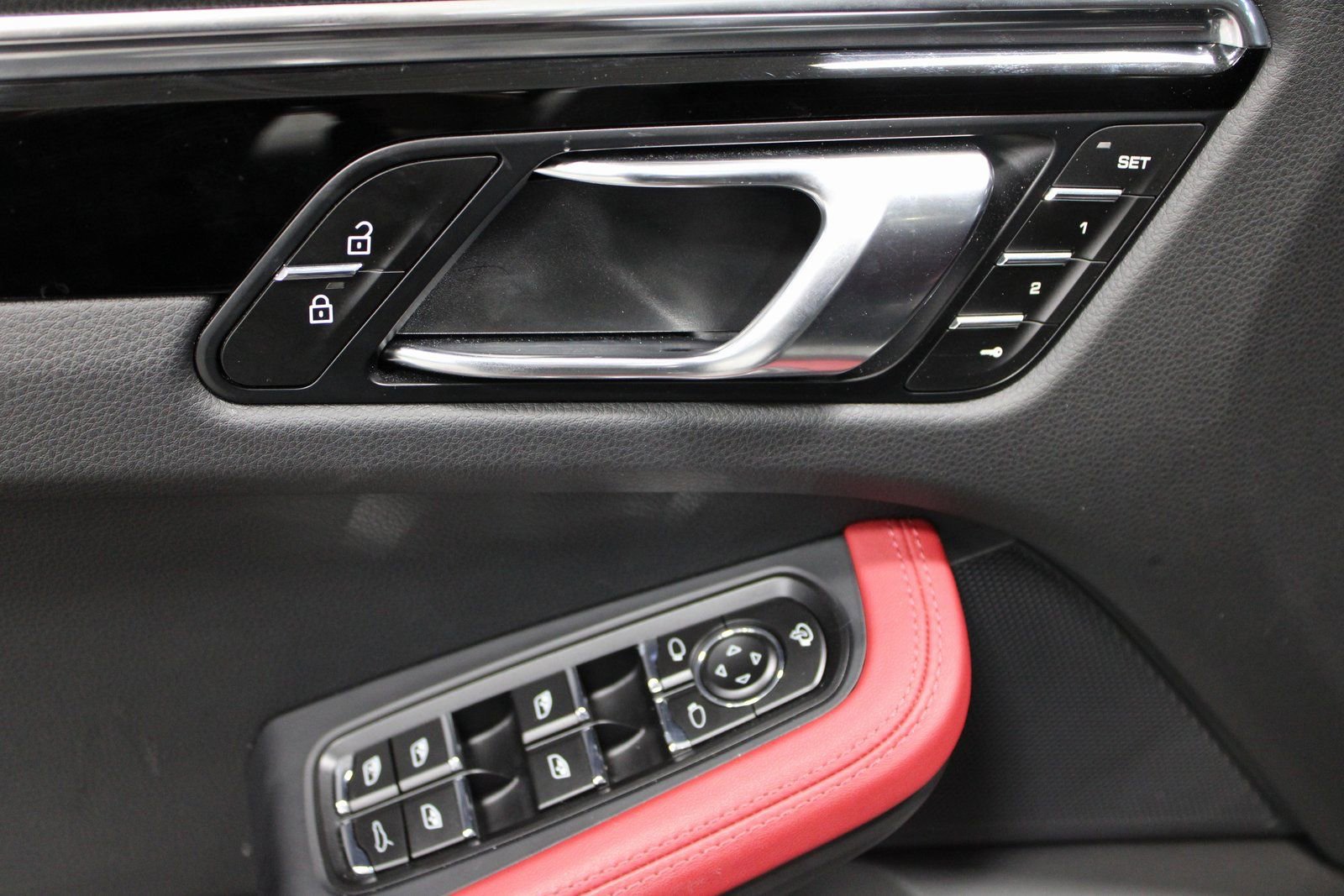 Certified 2025 Porsche Macan image 30