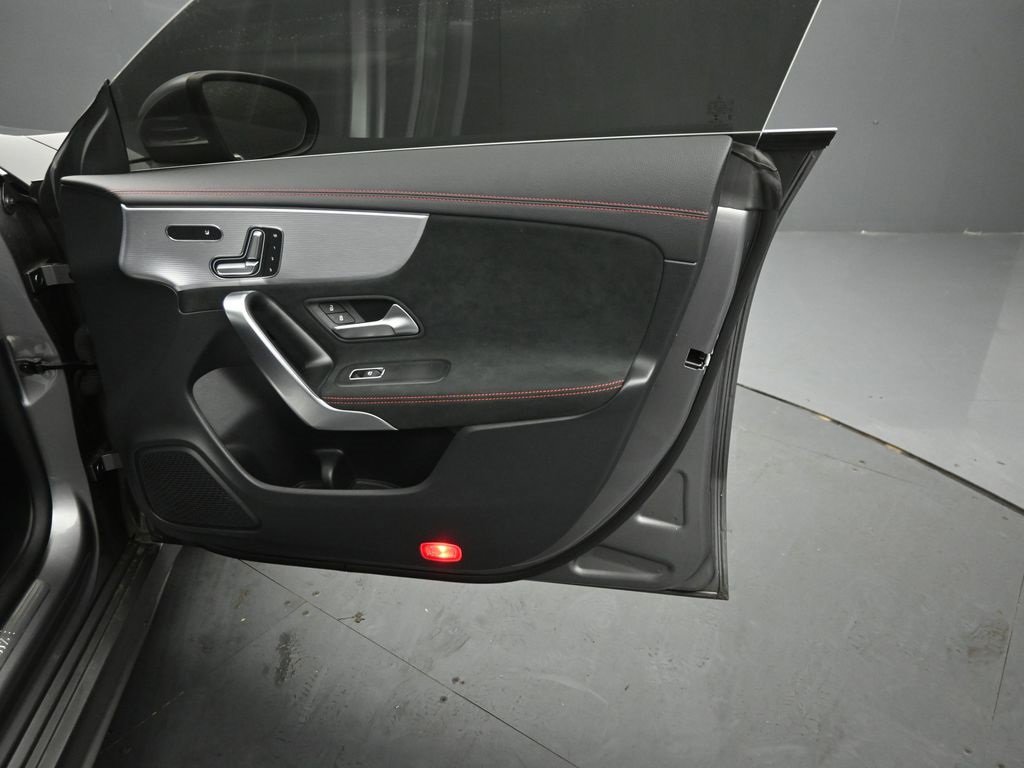 Used 2022 Mercedes-Benz CLA 250 4MATIC image 33