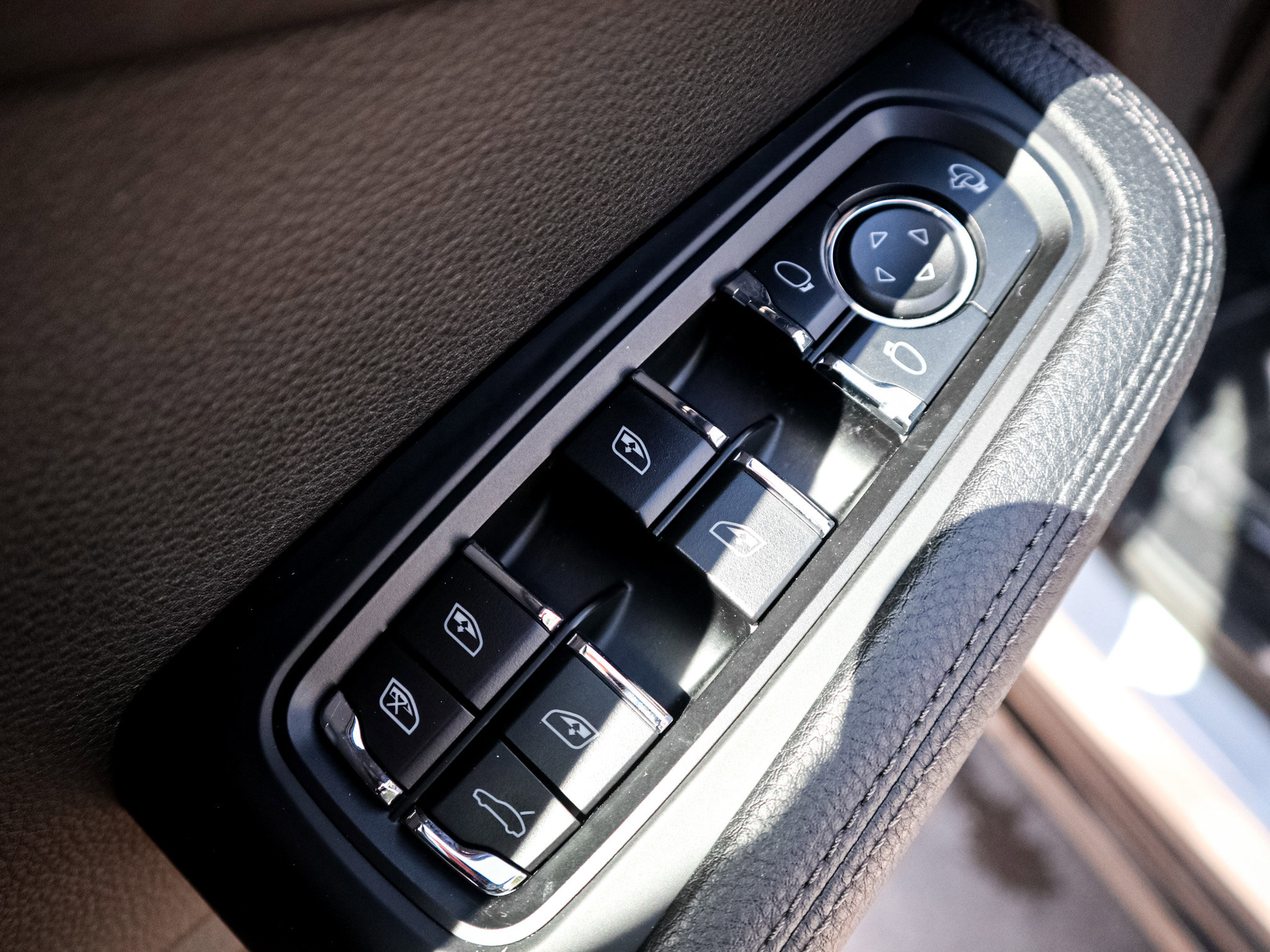 Used 2024 Porsche Macan AWD/4WD image 15
