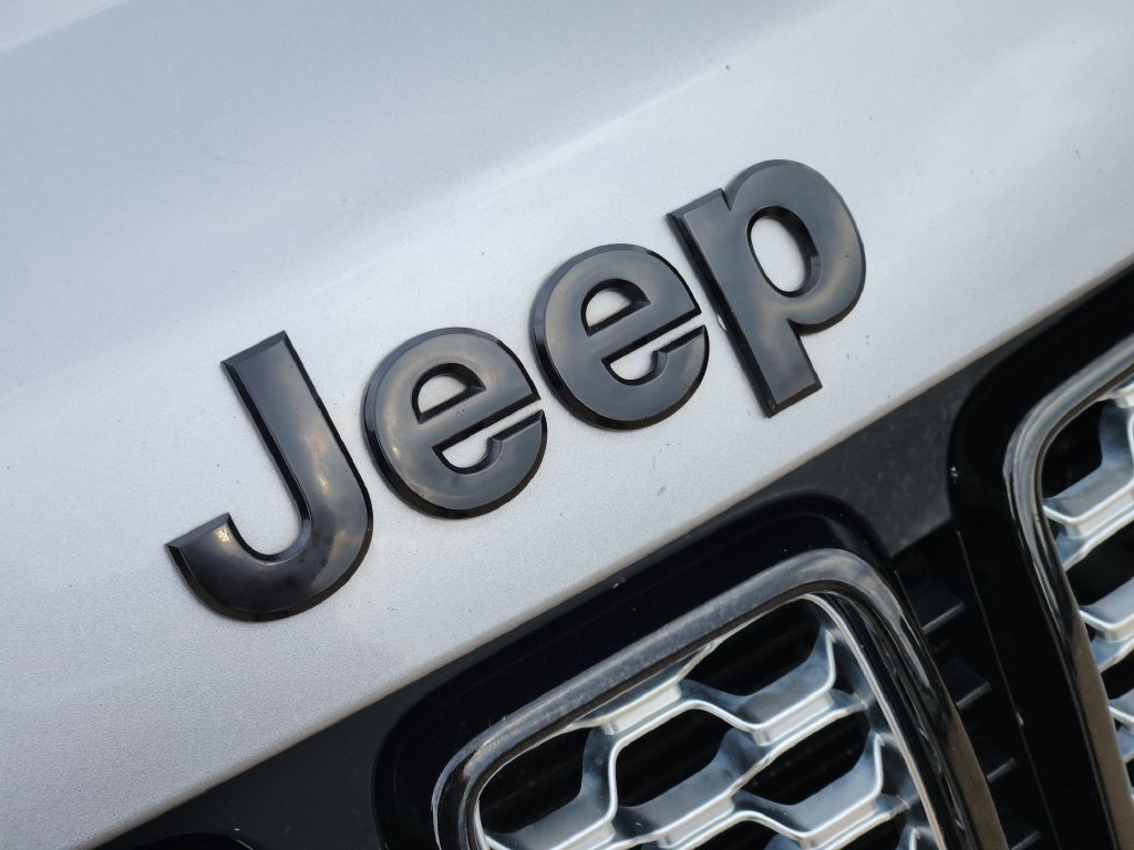 Used 2019 Jeep Grand Cherokee Altitude AWD/4WD image 13