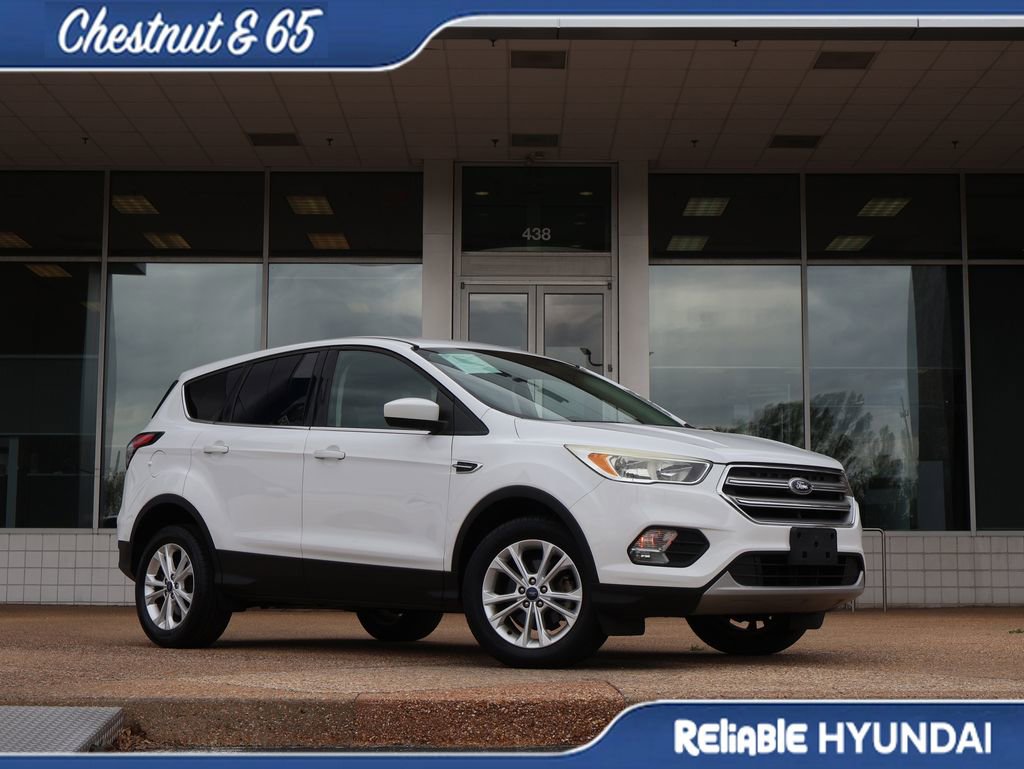 Used 2017 Ford Escape SE image 2