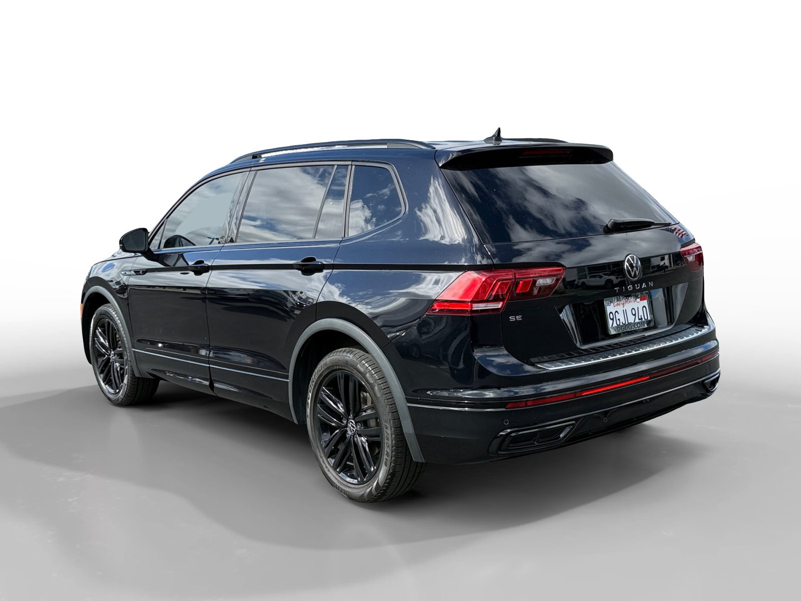 Certified 2022 Volkswagen Tiguan SE R-Line FWD image 3