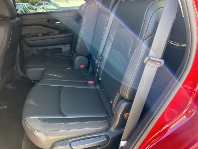 Used 2024 Nissan Pathfinder SL image 11