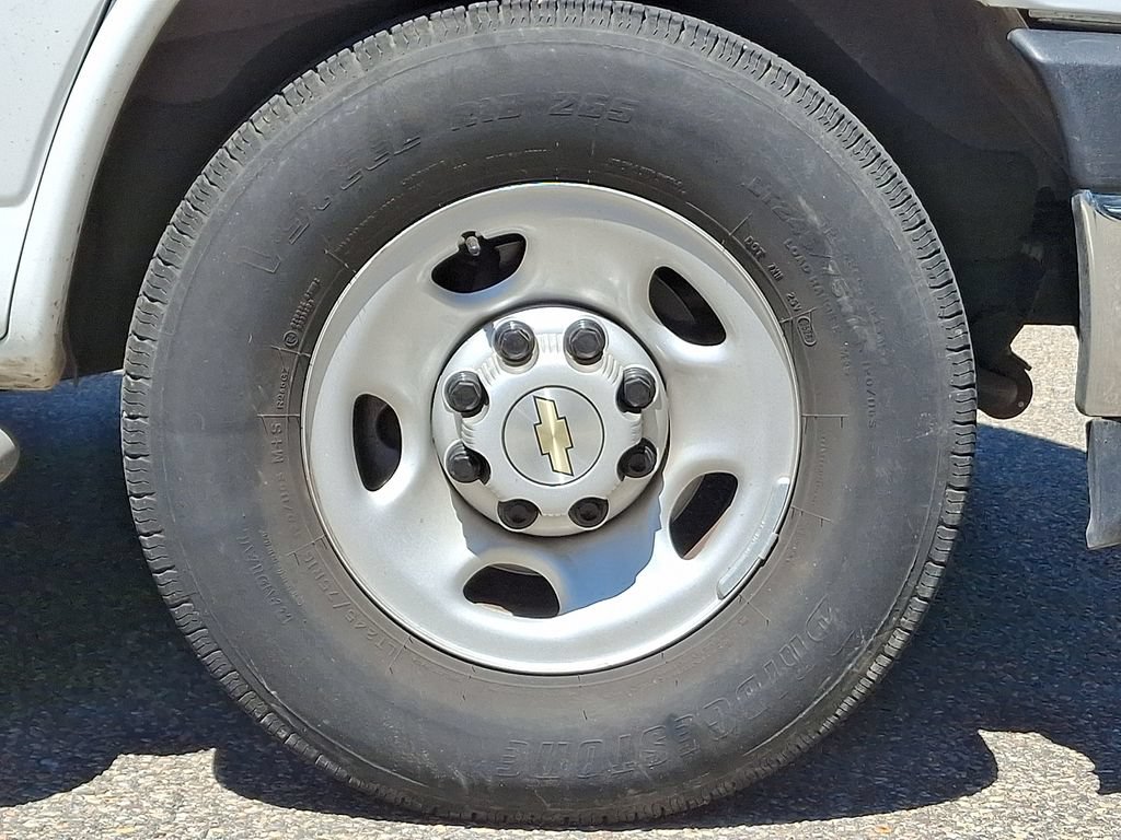 Used 2024 Chevrolet Express 2500 w/ Driver Convenience Package RWD image 8