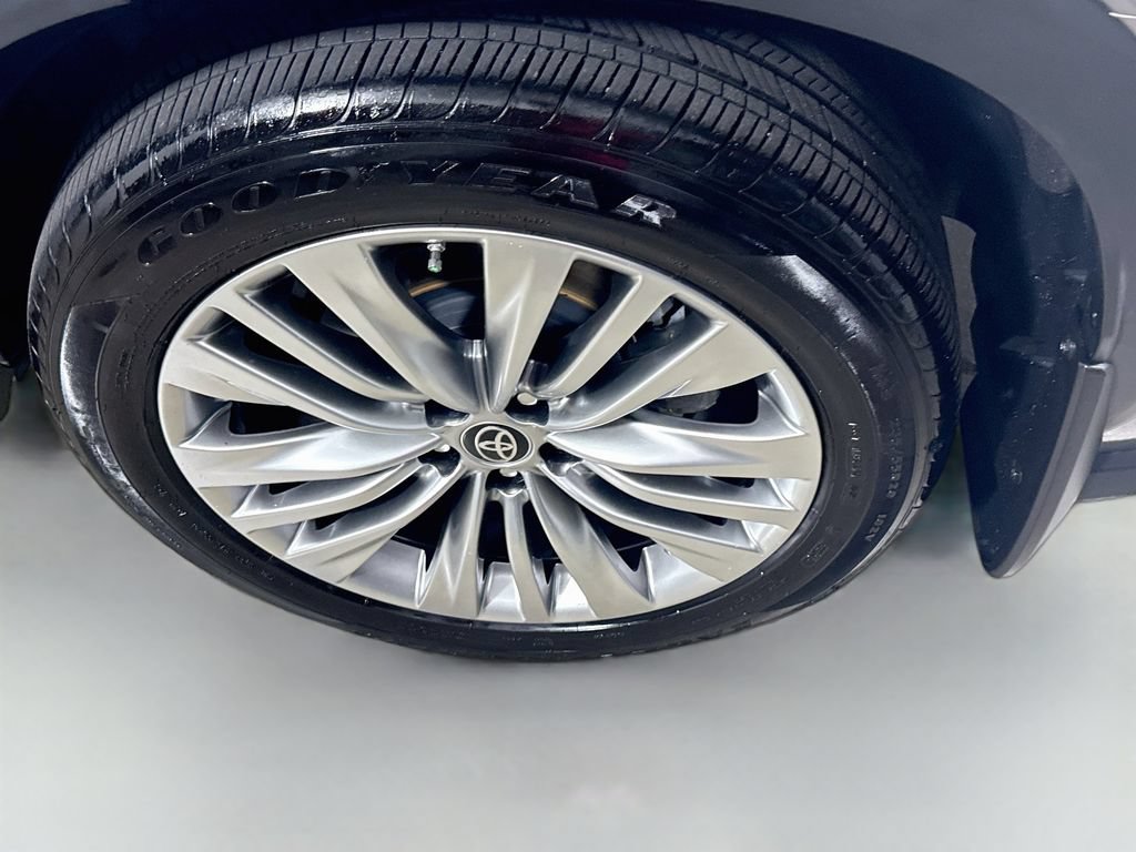 Certified 2025 Toyota Highlander Platinum AWD/4WD image 32