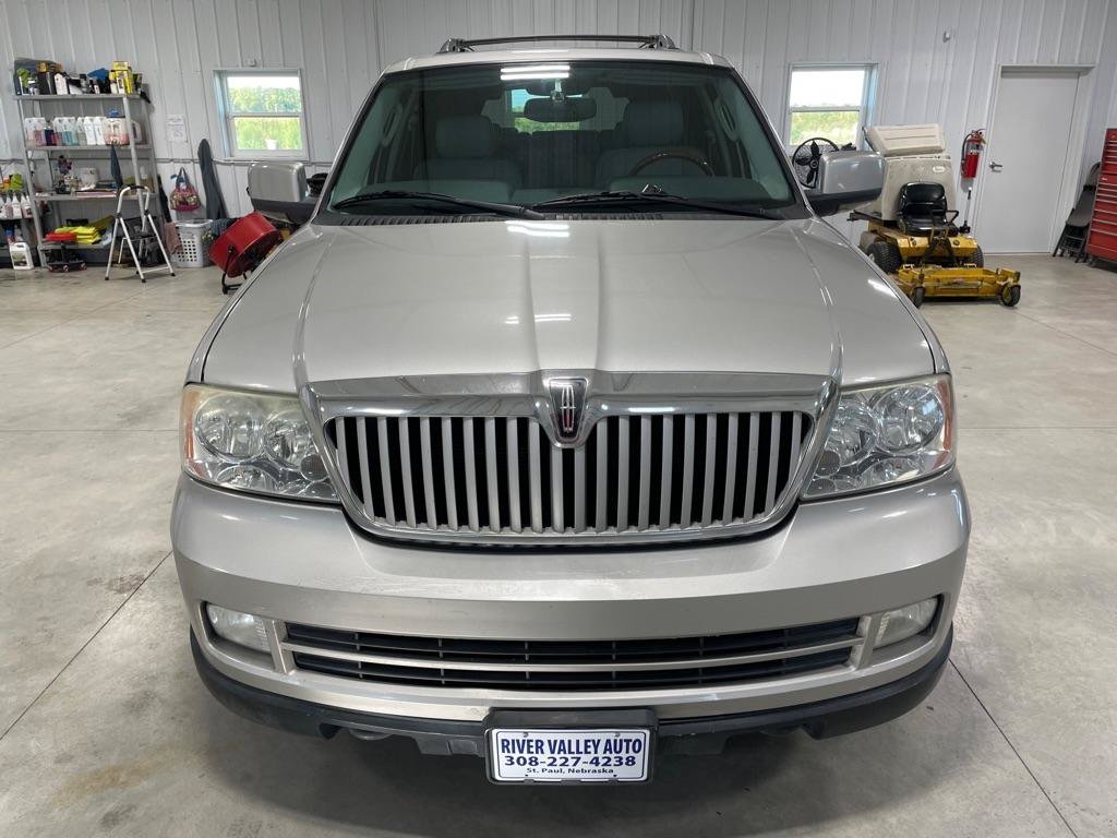 Used 2005 Lincoln Navigator Luxury AWD/4WD image 2