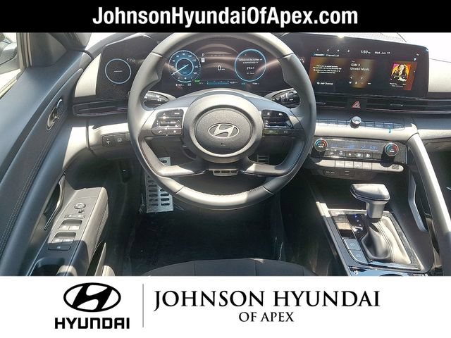 Certified 2025 Hyundai Elantra SEL FWD image 21