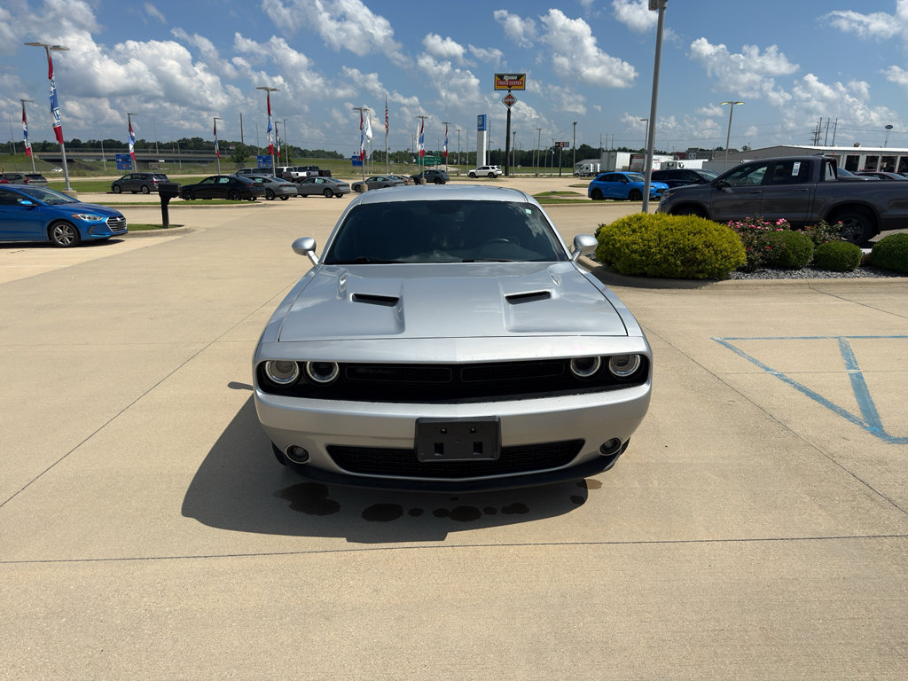 Used 2019 Dodge Challenger SXT w/ Driver Convenience Group RWD image 2