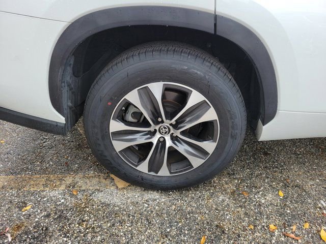 Used 2022 Toyota Highlander XLE FWD image 7