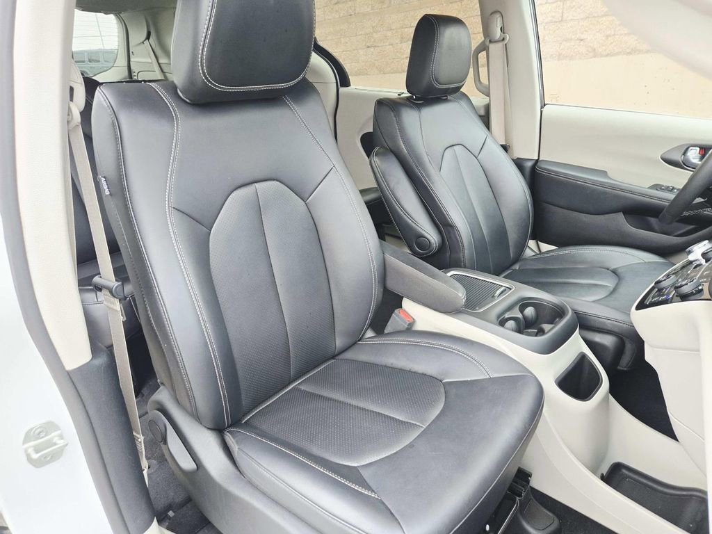 Used 2024 Chrysler Pacifica Touring-L image 19