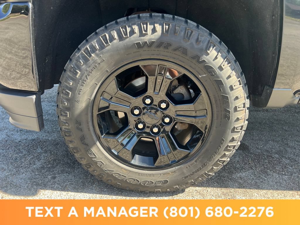 Used 2017 Chevrolet Silverado 1500 LT w/ Midnight Edition AWD/4WD image 9