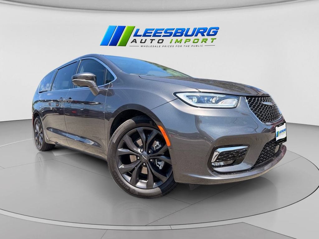 Used 2022 Chrysler Pacifica Touring-L w/ Uconnect Theater Family Group FWD video 1
