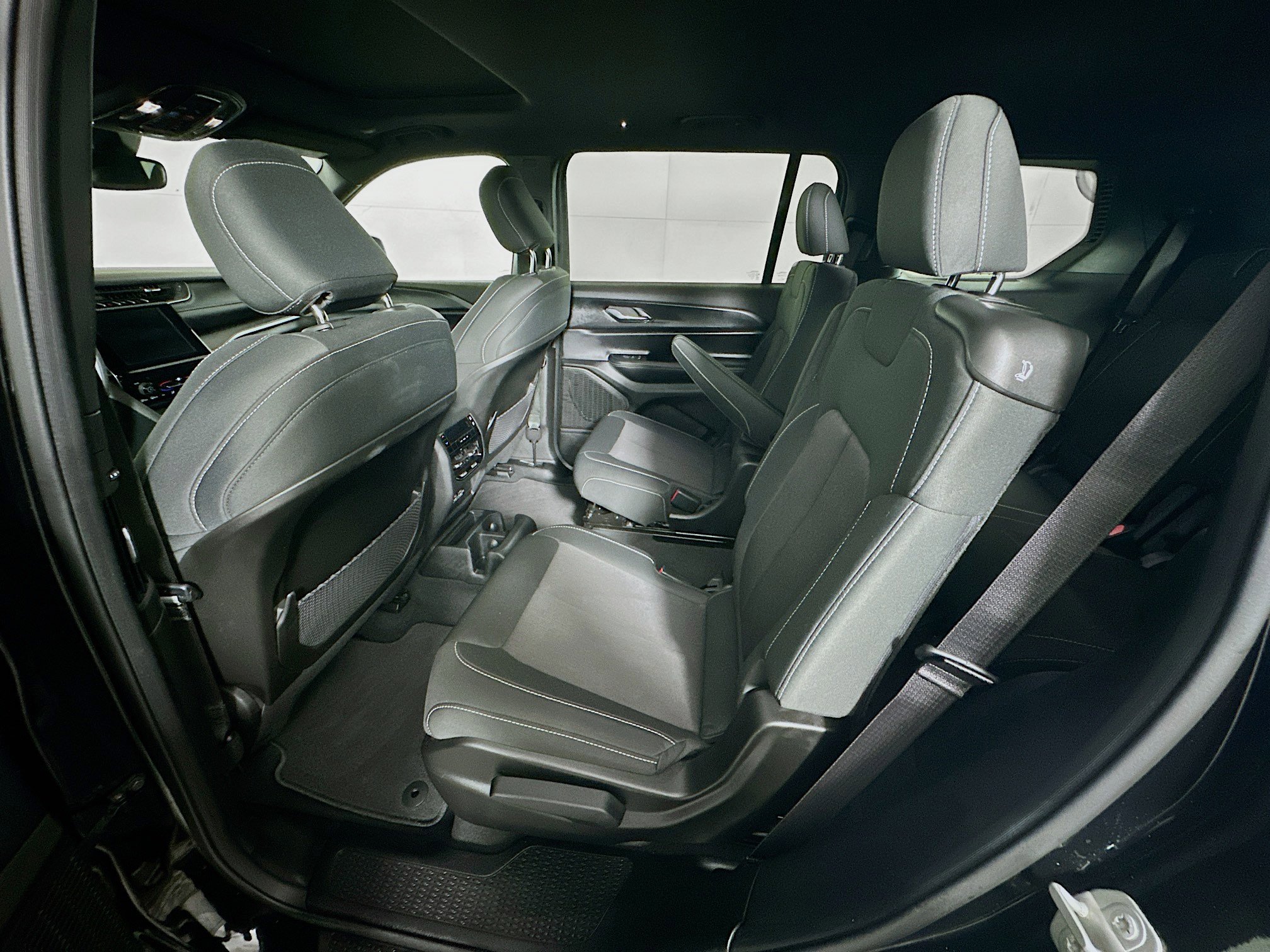 Used 2025 Jeep Grand Cherokee L Laredo image 30