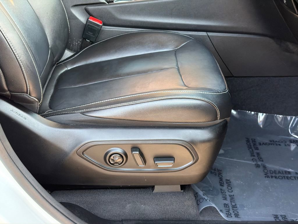 Used 2022 Jeep Grand Cherokee L Limited w/ Black Appearance Package image 13