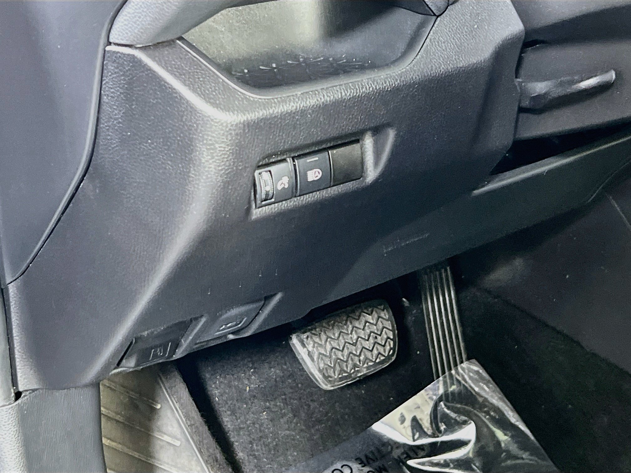 Used 2021 Toyota RAV4 LE w/ Carpet Mat Package (TMS) AWD/4WD image 10