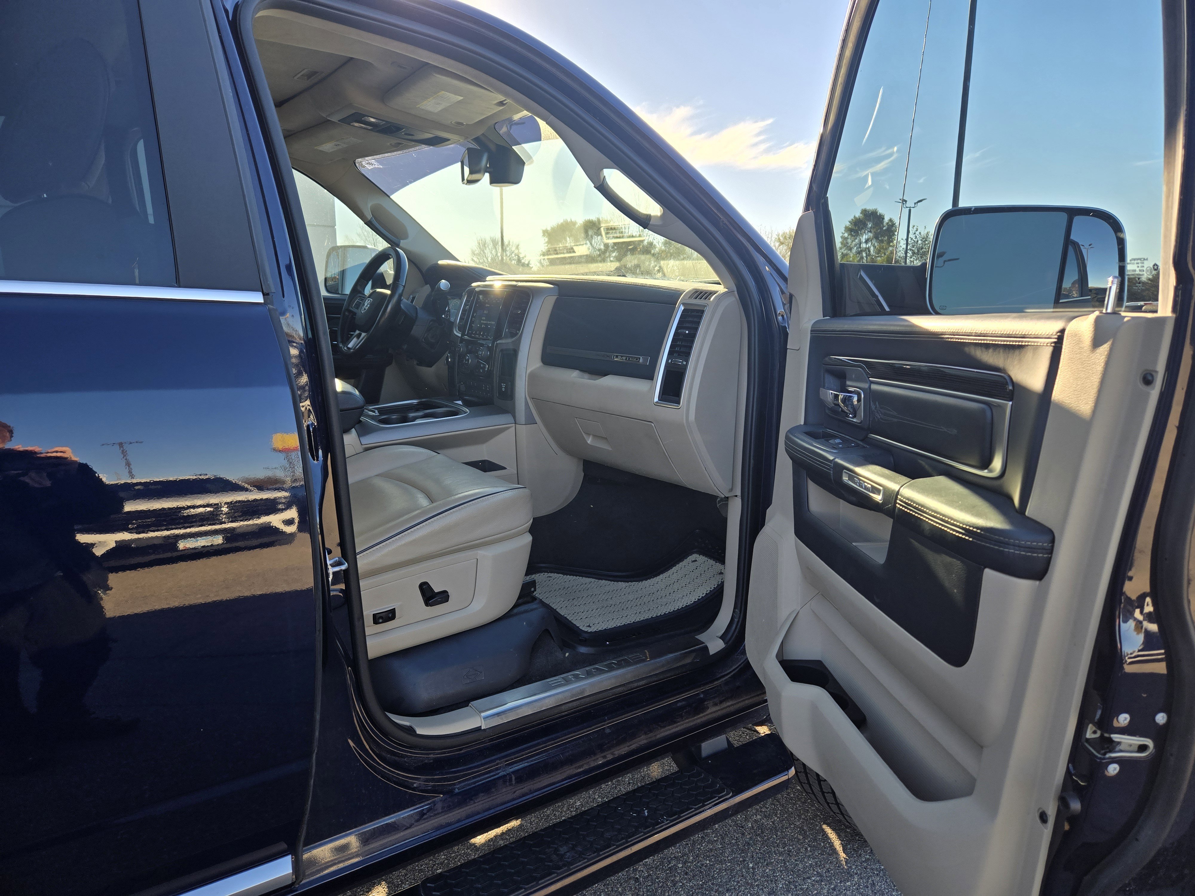 Used 2018 RAM 3500 Laramie Longhorn image 16