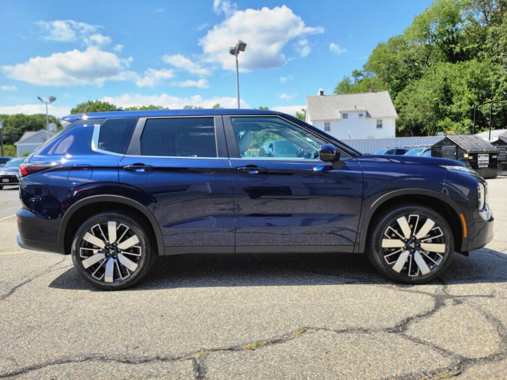 New 2025 Mitsubishi Outlander SE image 6