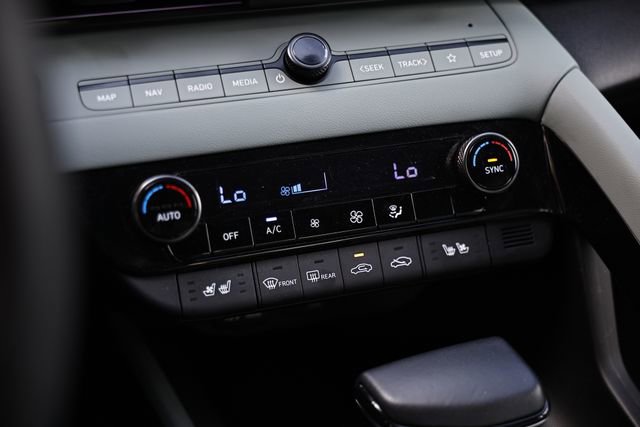 Certified 2025 Hyundai Elantra Limited FWD image 33