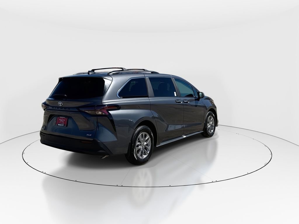 Used 2025 Toyota Sienna XLE FWD image 8