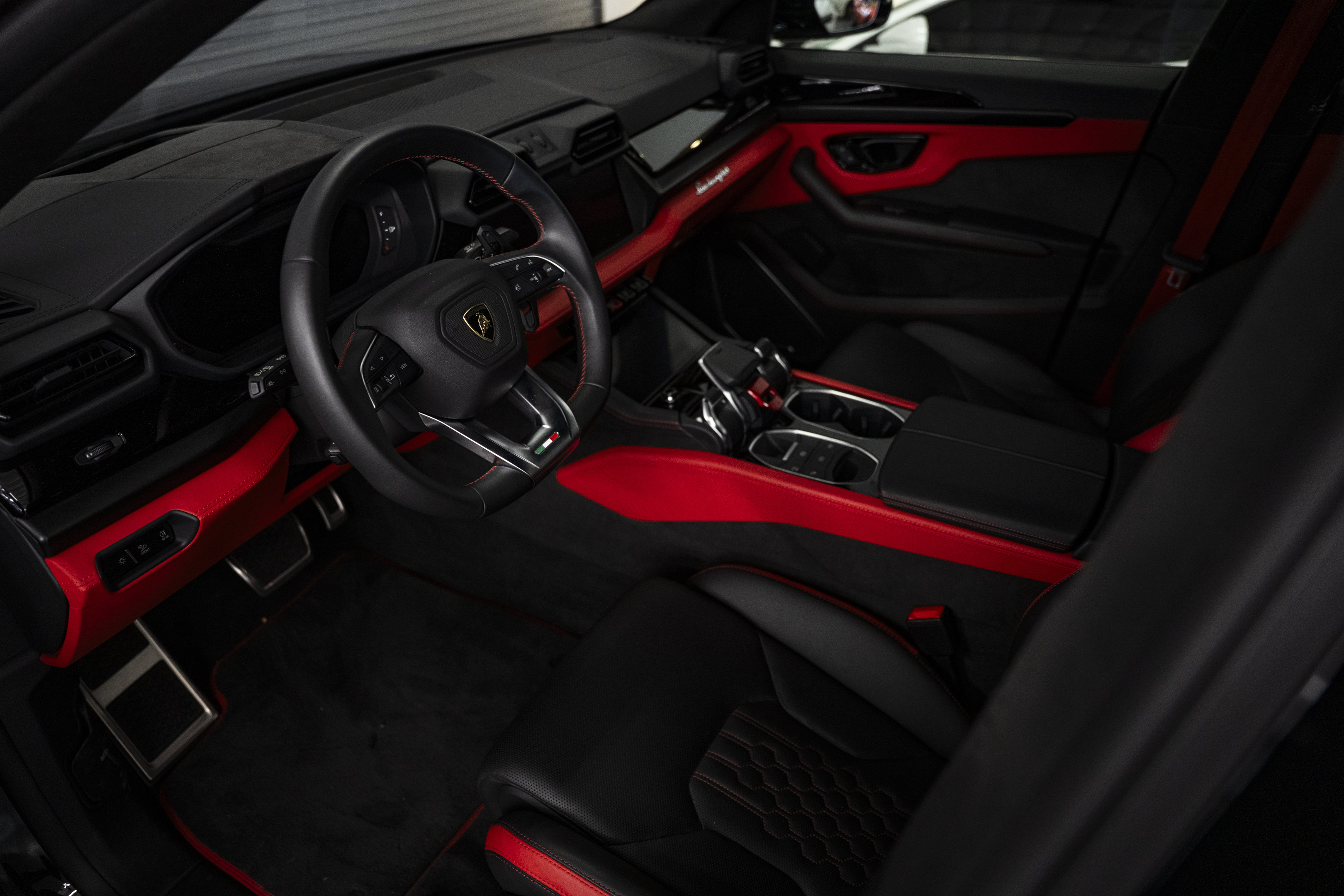 Used 2025 Lamborghini Urus SE AWD/4WD image 27