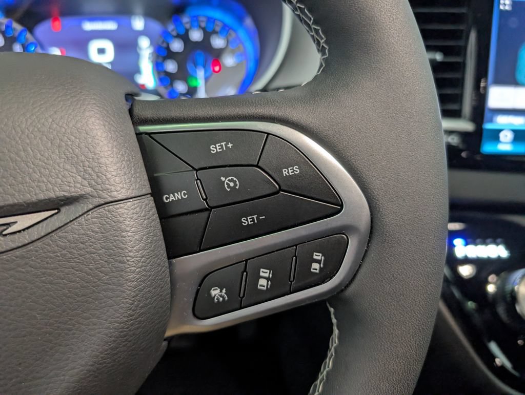 Used 2027 Chrysler Pacifica Select FWD image 18