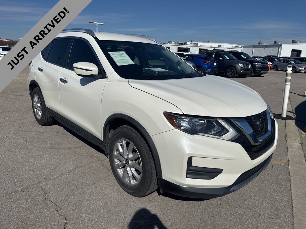 Used 2020 Nissan Rogue SV image 3