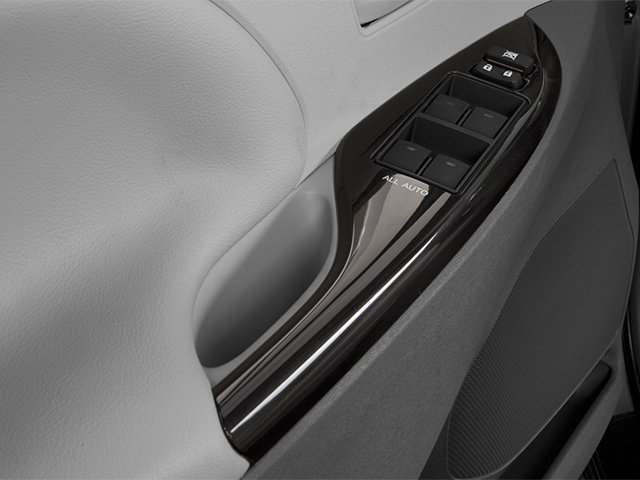 Used 2014 Toyota Sienna XLE w/ XLE Premium Package FWD image 17