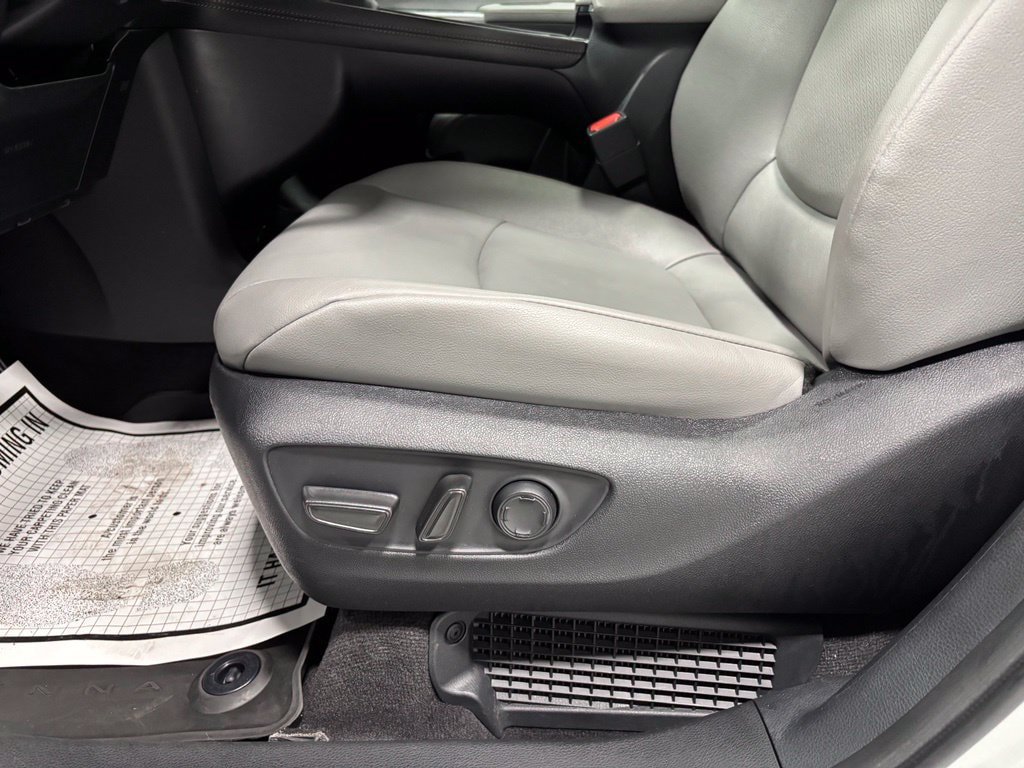 Used 2025 Toyota Sienna XLE AWD/4WD image 12