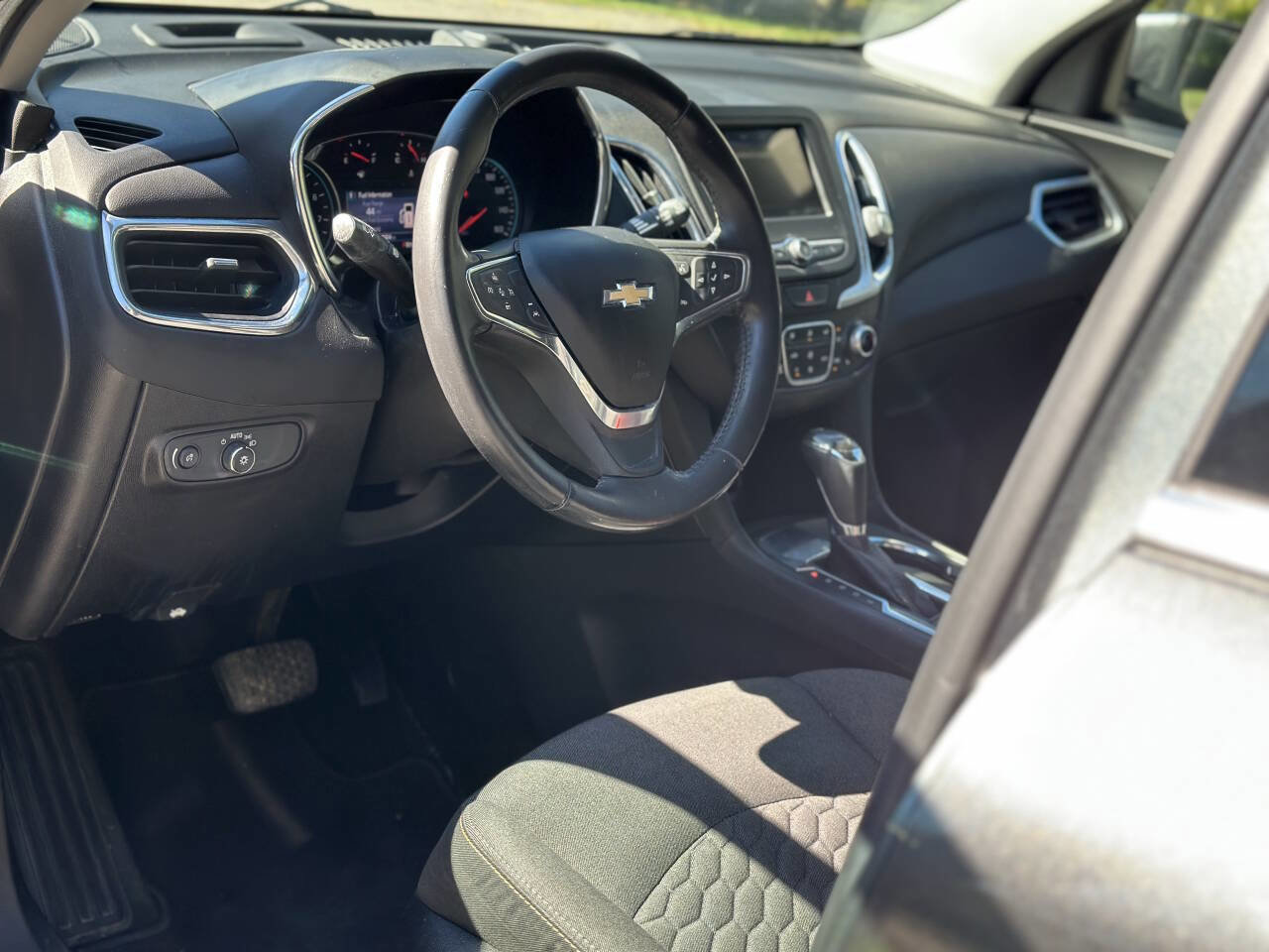 Used 2019 Chevrolet Equinox LT w/ Driver Convenience Package image 8