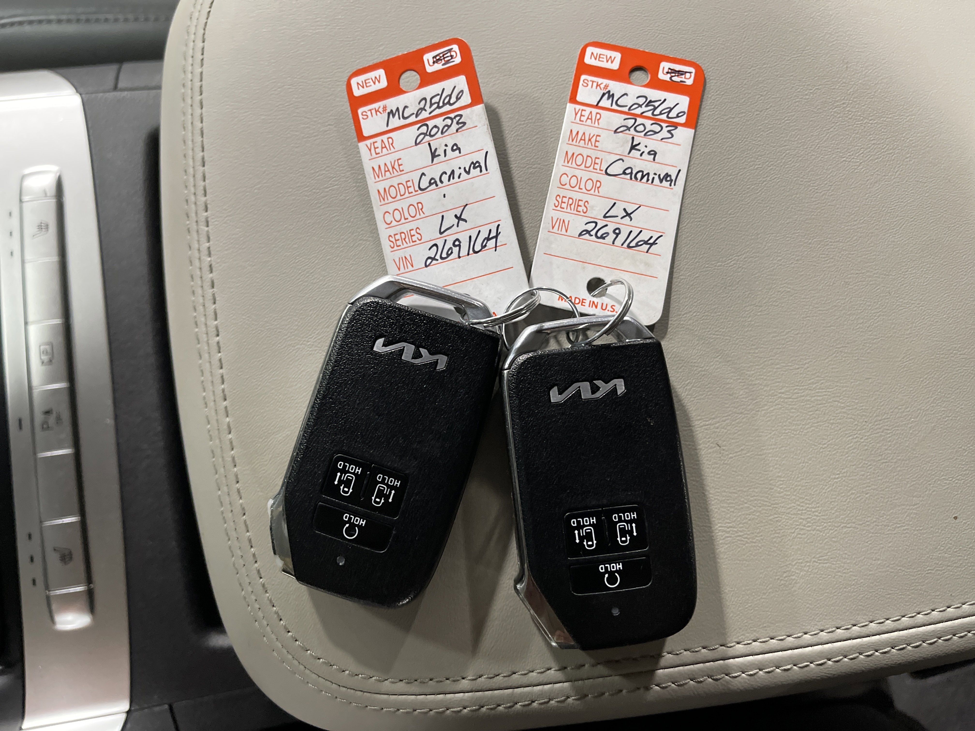 Used 2023 Kia Carnival LX image 27