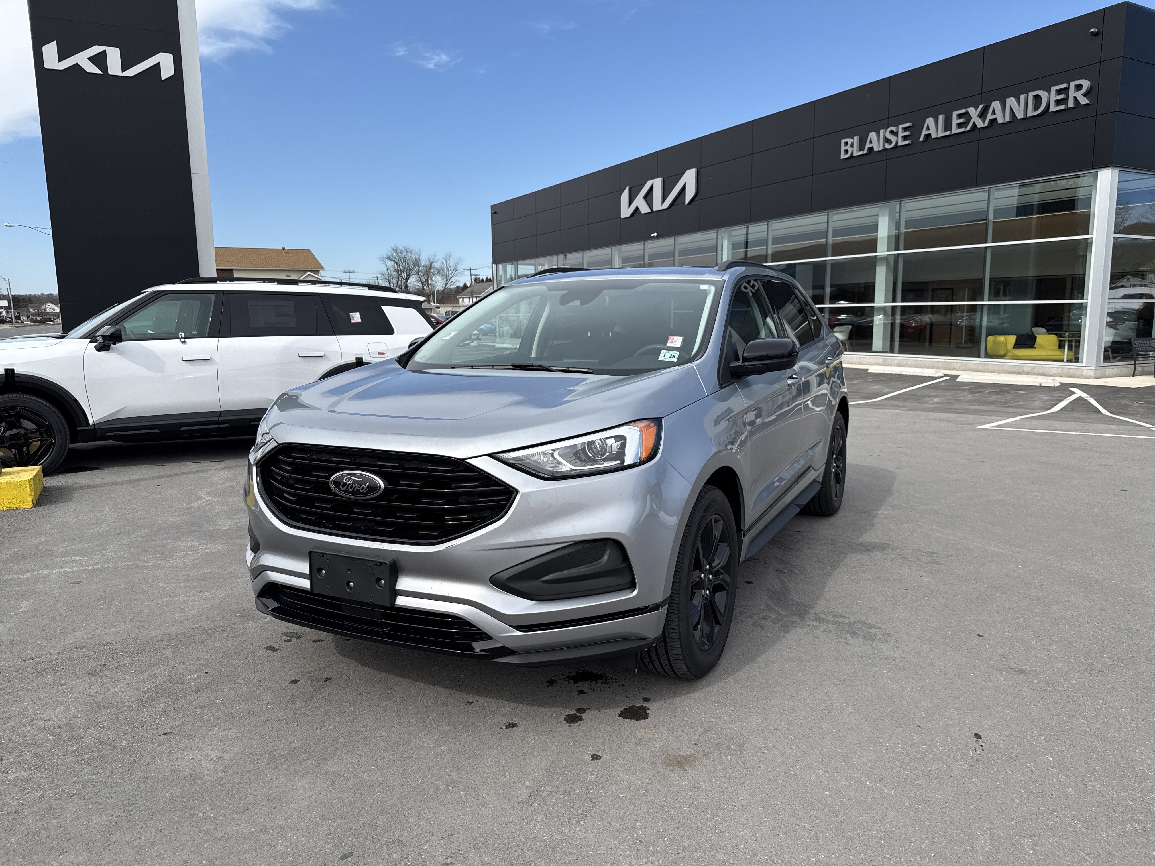 Used 2022 Ford Edge SE w/ Black Appearance Package image 8
