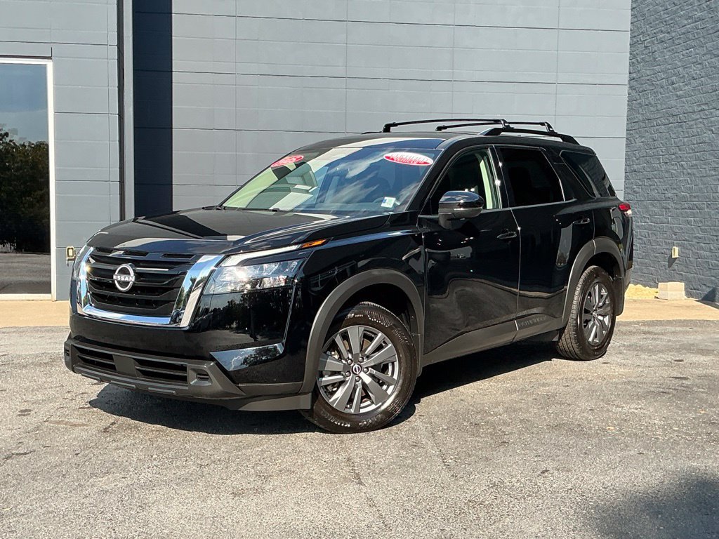 Used 2025 Nissan Pathfinder SV FWD image 2