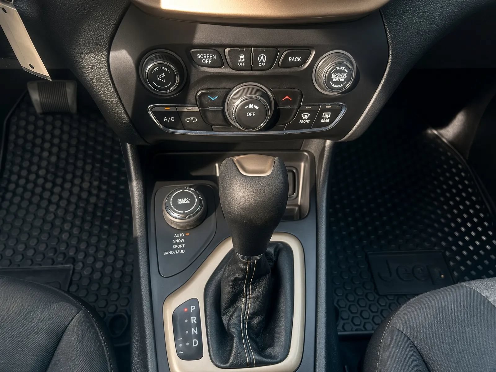 Used 2018 Jeep Cherokee Latitude w/ Cold Weather Group AWD/4WD image 12