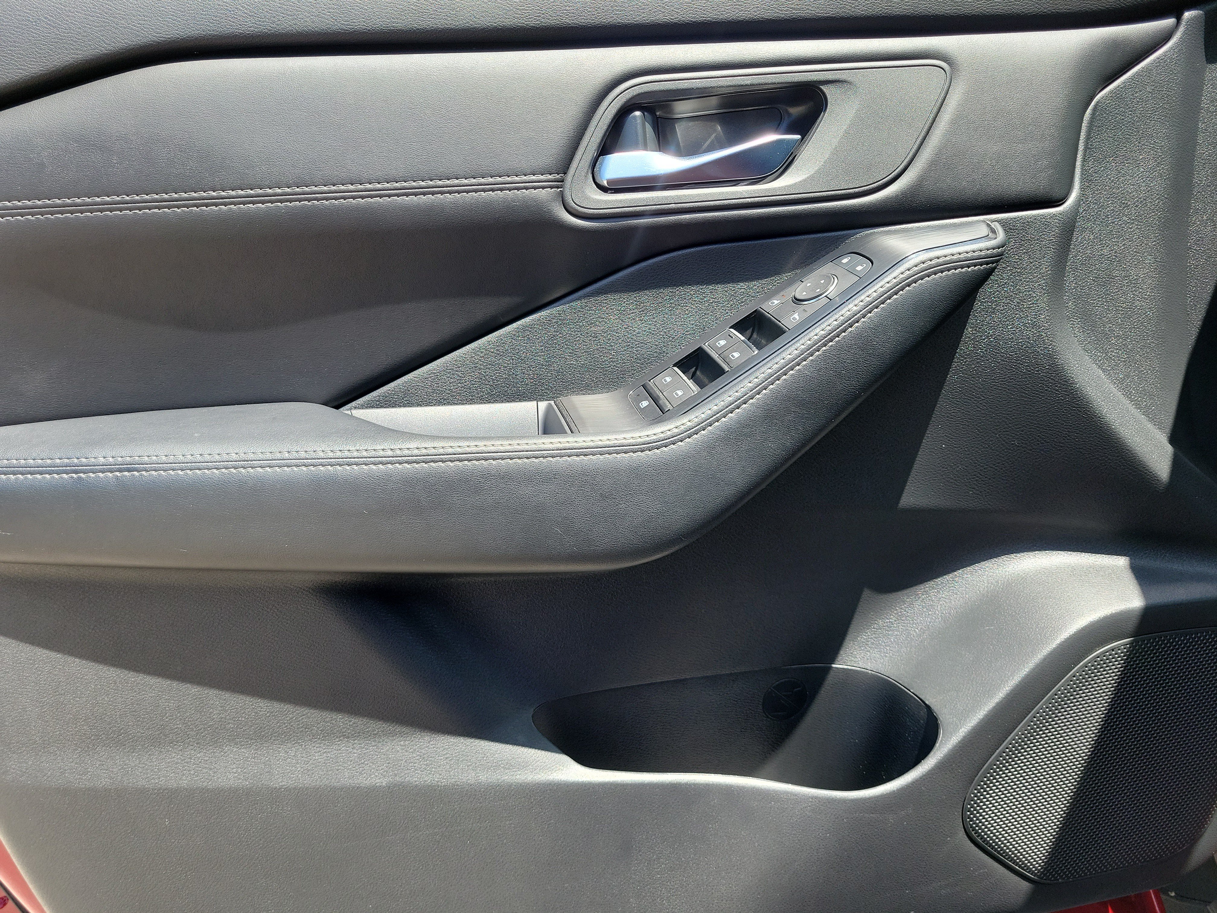 Certified 2025 Nissan Rogue SL FWD image 16