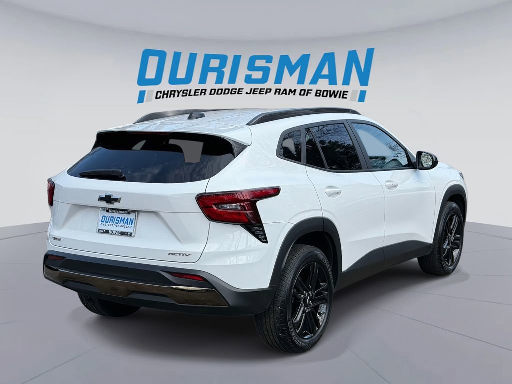 Used 2024 Chevrolet Trax ACTIV w/ Sunroof Package image 2