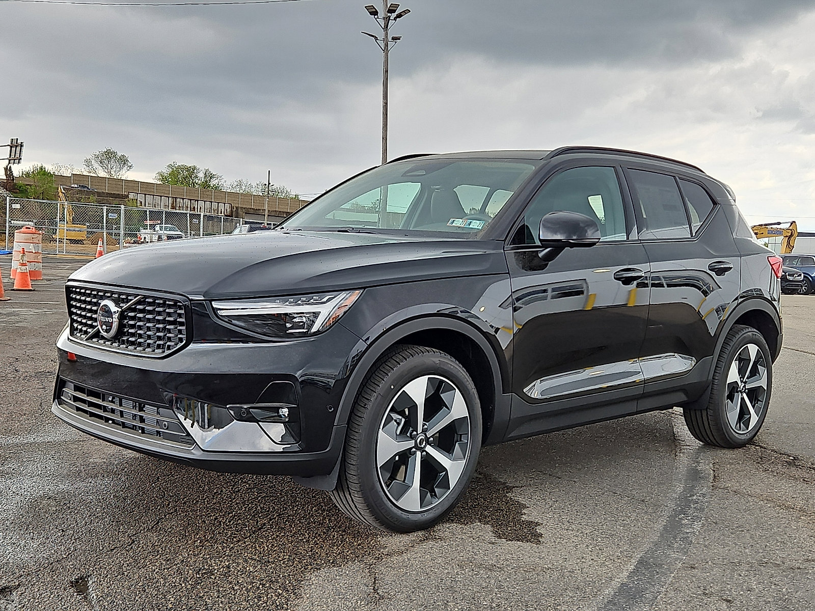 New 2026 Volvo XC40 B5 Plus w/ Climate Package AWD/4WD image 3