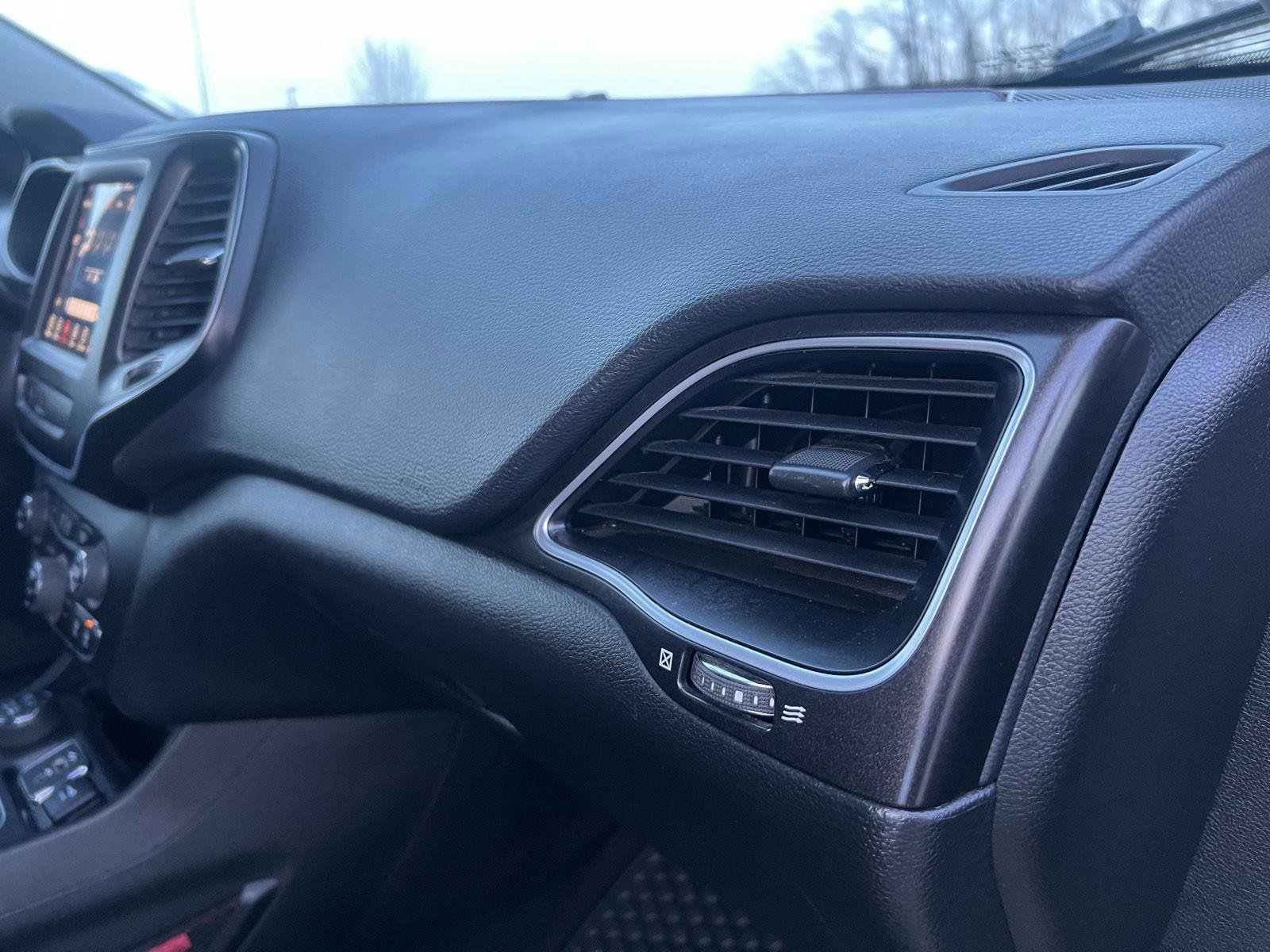 Used 2019 Jeep Cherokee Trailhawk w/ Cold Weather Group image 29