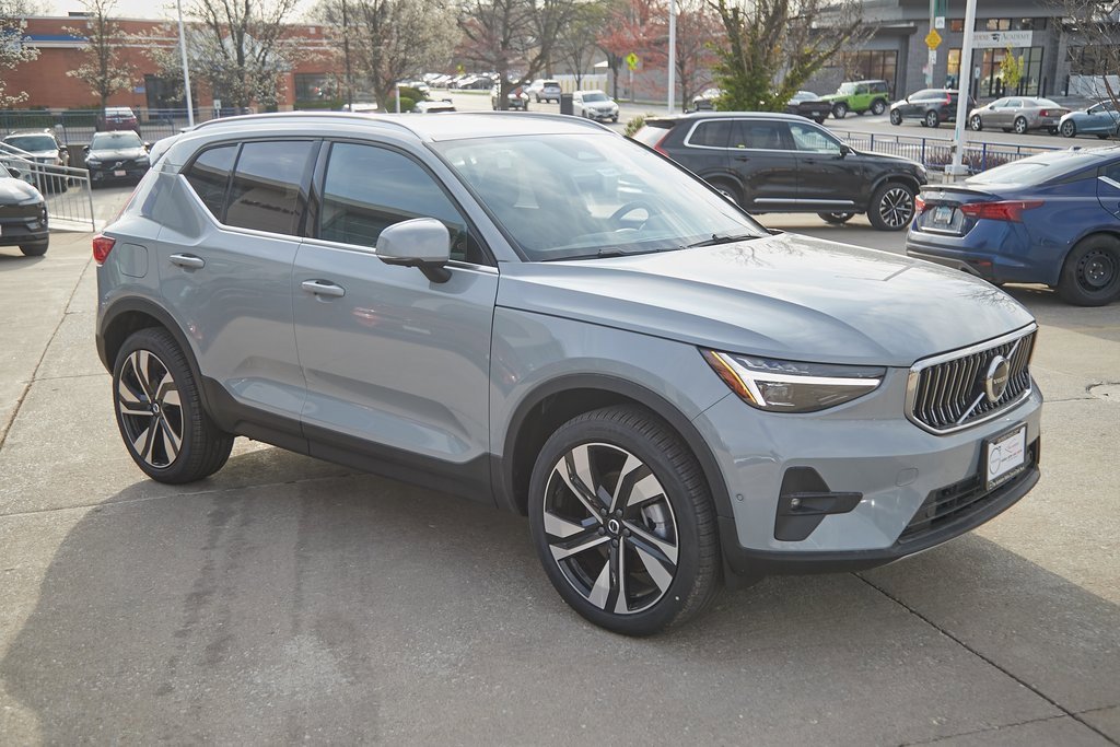 New 2025 Volvo XC40 B5 Plus w/ Climate Package image 4