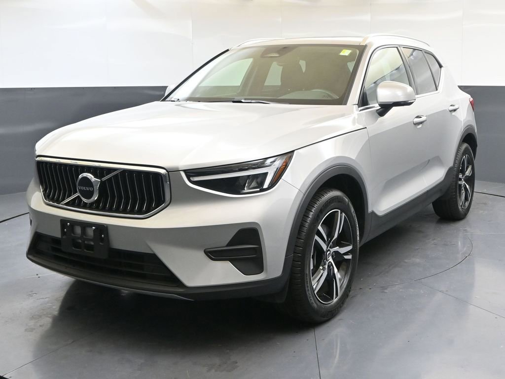 Certified 2025 Volvo XC40 B5 Core video 1