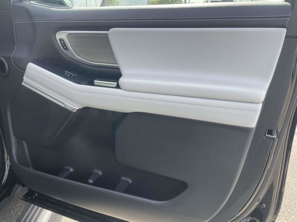 Certified 2025 Ford Expedition Platinum image 32