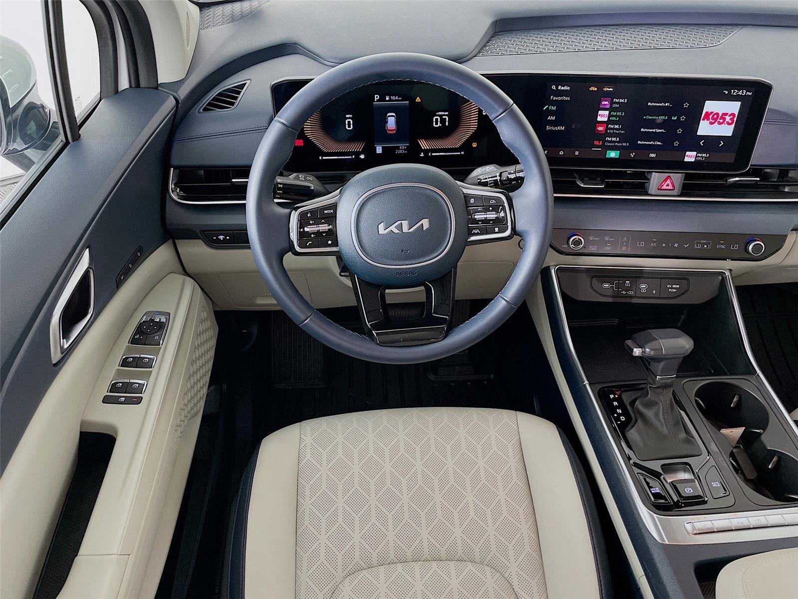 Used 2025 Kia Carnival EX image 25