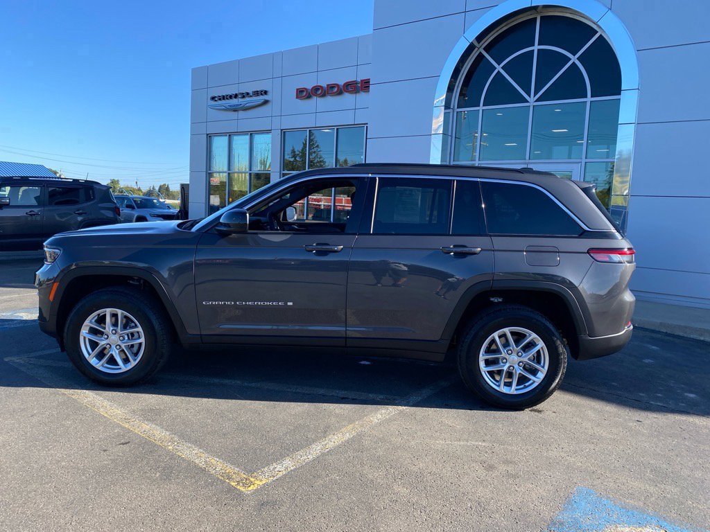 Used 2025 Jeep Grand Cherokee Laredo X image 2