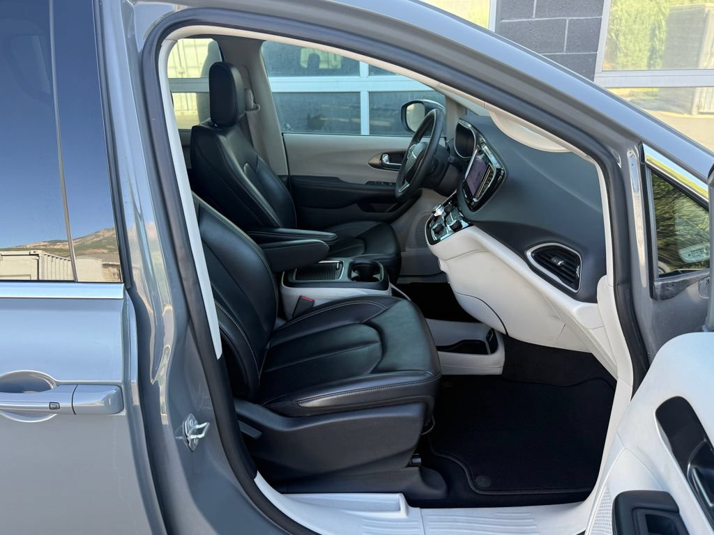 Used 2023 Chrysler Pacifica Touring-L FWD image 44