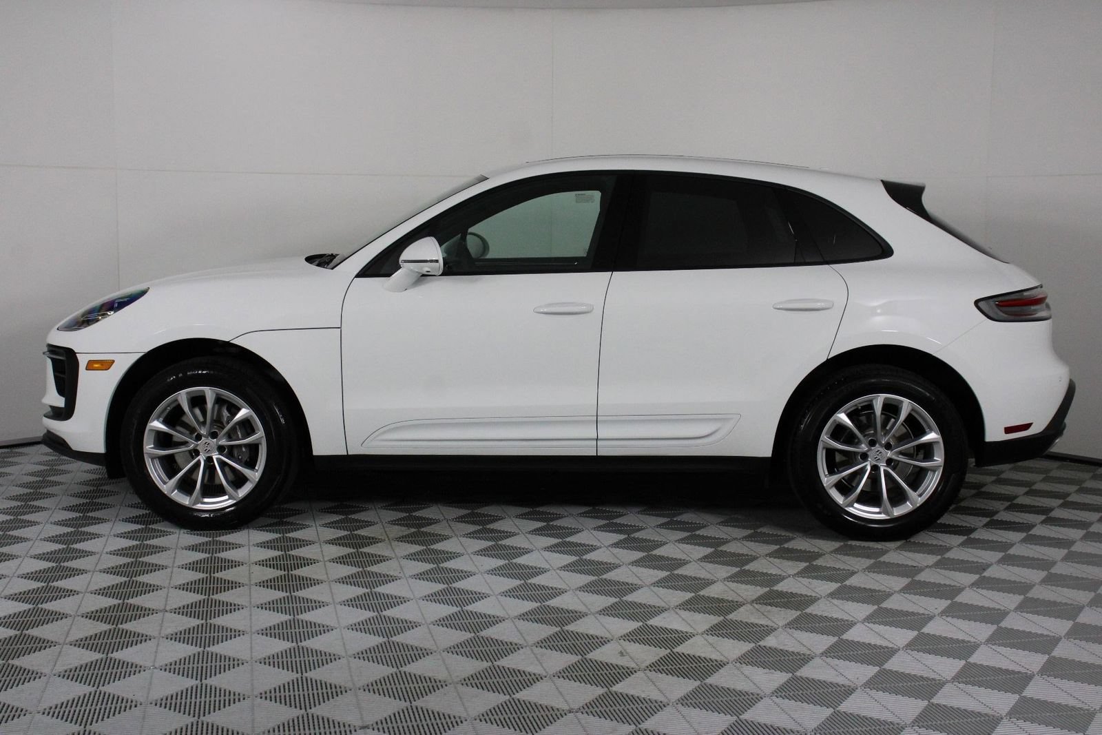 Certified 2026 Porsche Macan AWD/4WD image 2