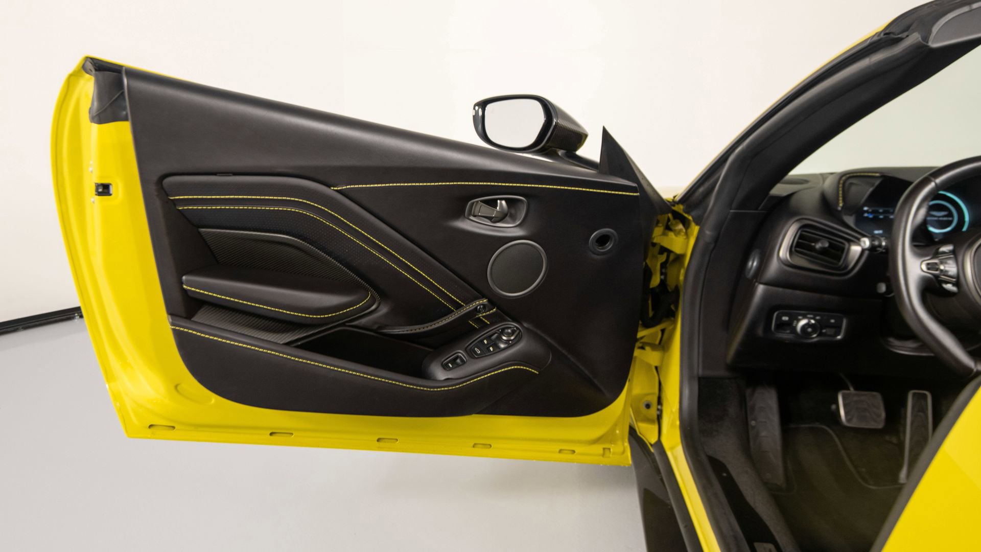 Used 2021 Aston Martin V8 Vantage Roadster image 36