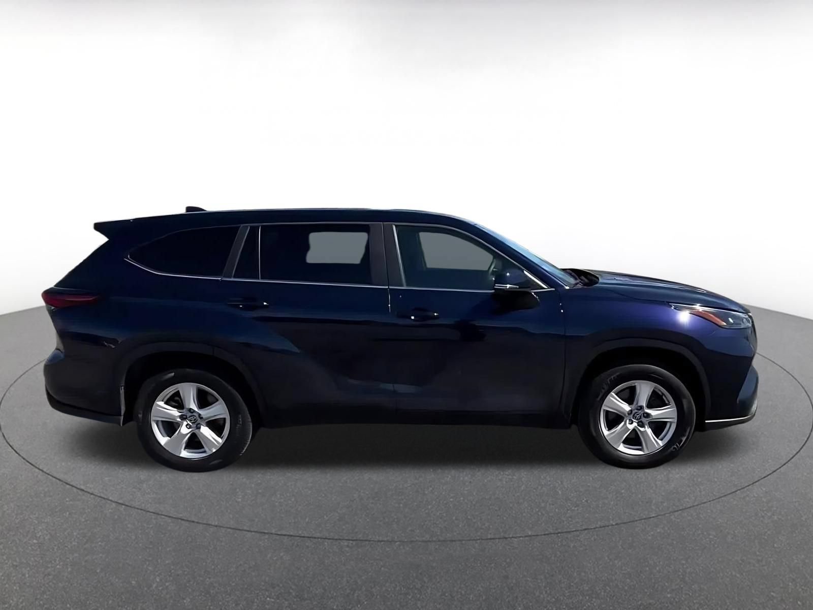 Used 2025 Toyota Highlander LE FWD image 15