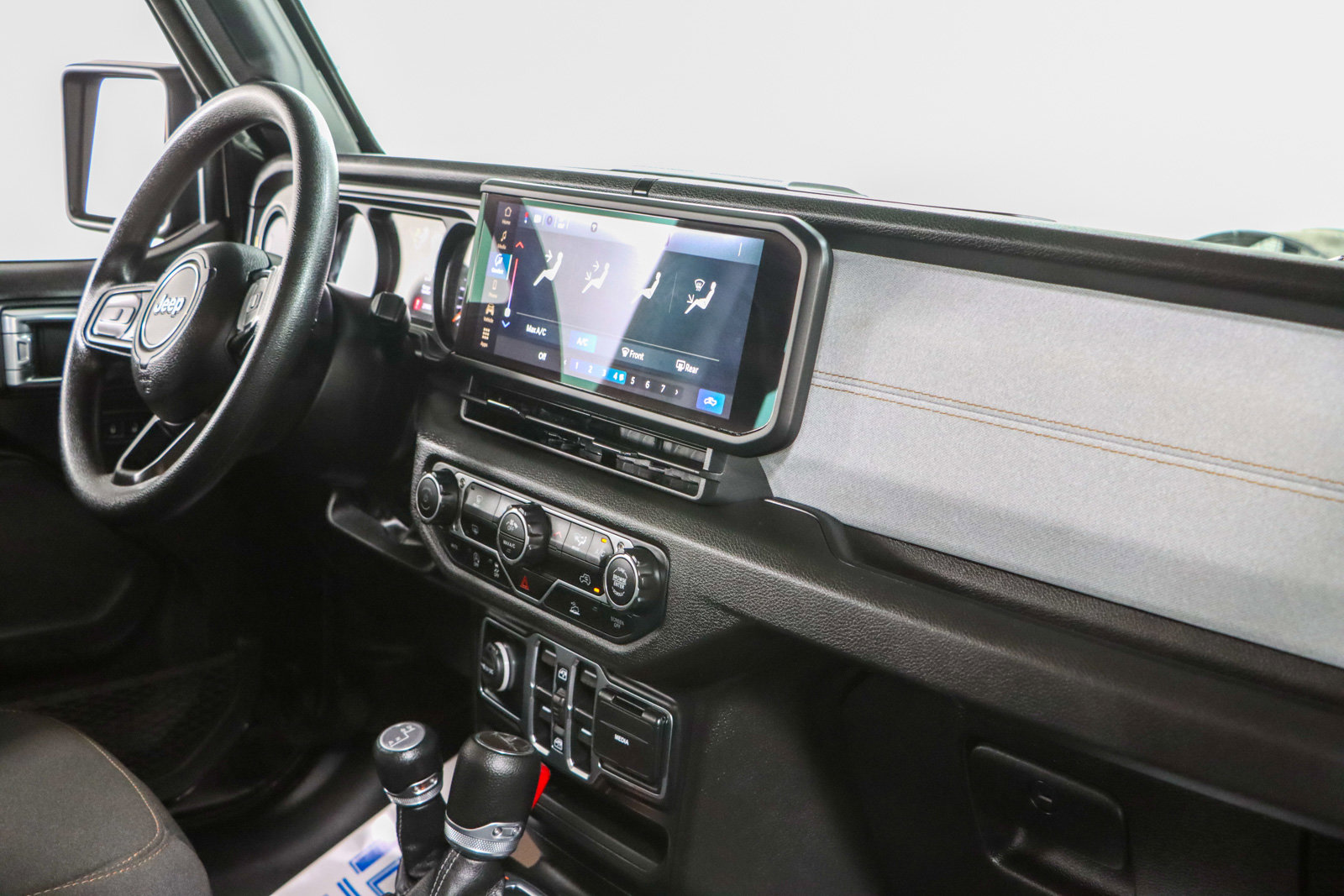Used 2025 Jeep Gladiator Sport image 25