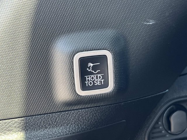 Certified 2025 Jeep Grand Cherokee Limited w/ Luxury Tech Group II RWD image 14